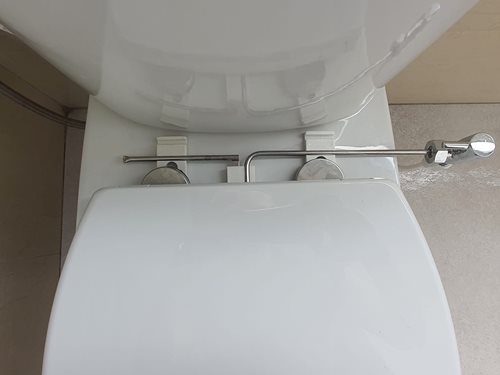 מאחורי המושב